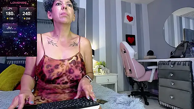 Julianewell online show from June 4, 2026, 12:21 pm