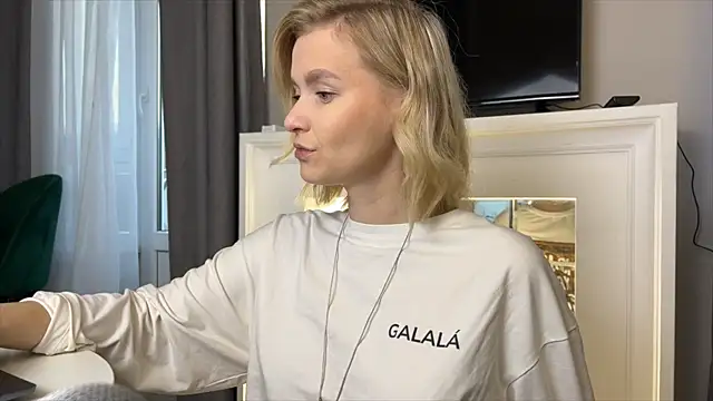 Snapshot of Adelovenick chatting on November 27, 2025, 8:37 am Adelovenick online show from November 27, 2025, 8:37 am