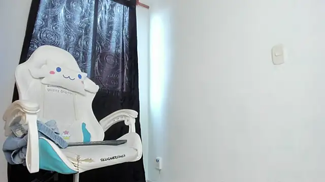 meganthompsonn22 online show from May 15, 2026, 8:40 pm