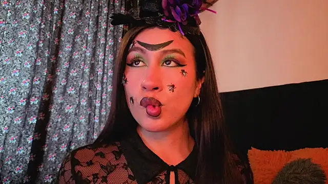 Snapshot of EmiGomez_ chatting on October 25, 2025, 8:09 pm EmiGomez online show from October 25, 2025, 8:09 pm