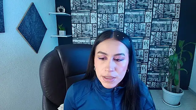 Snapshot of EmiGomez_ chatting on October 26, 2025, 1:33 pm EmiGomez online show from October 26, 2025, 1:33 pm