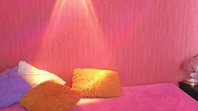 Snapshot of EmiGomez_ chatting on October 27, 2025, 1:23 pm EmiGomez online show from October 27, 2025, 1:23 pm