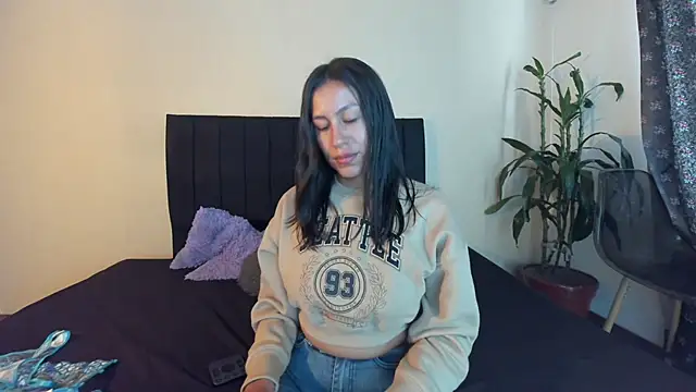 Snapshot of EmiGomez_ chatting on March 11, 2025, 8:42 pm EmiGomez online show from March 11, 2025, 8:42 pm