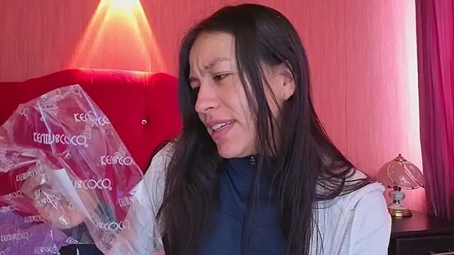 Snapshot of EmiGomez_ chatting on October 17, 2025, 1:35 pm EmiGomez online show from October 17, 2025, 1:35 pm