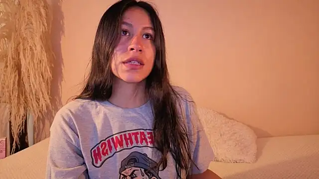 Snapshot of EmiGomez_ chatting on December 1, 2025, 11:44 am EmiGomez online show from December 1, 2025, 11:44 am