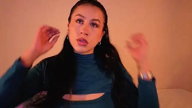 Snapshot of EmiGomez_ chatting on November 16, 2025, 5:28 pm EmiGomez online show from November 16, 2025, 5:28 pm