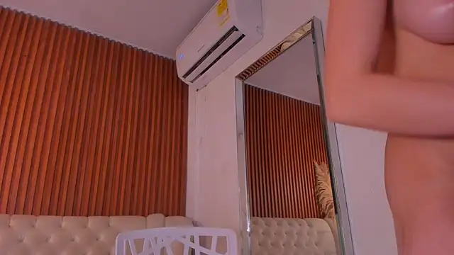 RosarioCruzz online show from April 18, 2026, 10:43 pm