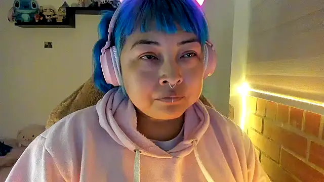 Shaddycute  online show from December 22, 2025, 1:06 am