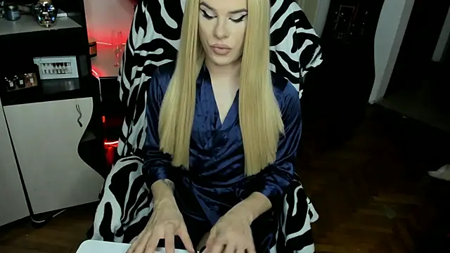 Snapshot of EvelynLexy chatting on November 18, 2025, 9:40 pm EvelynLexy online show from November 18, 2025, 9:40 pm