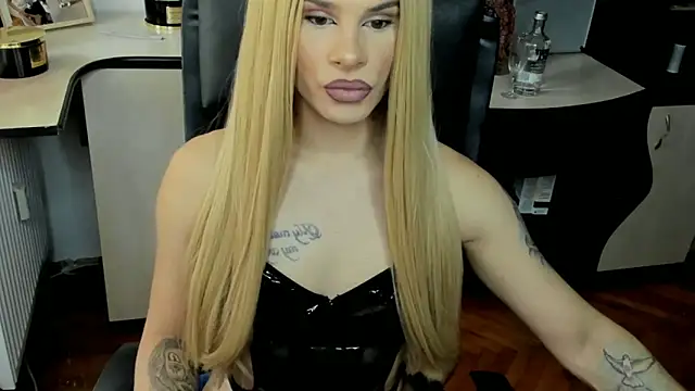 Snapshot of EvelynLexy chatting on October 7, 2025, 8:37 am EvelynLexy online show from October 7, 2025, 8:37 am