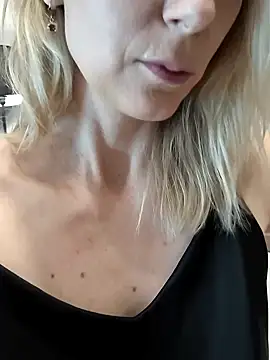 Snapshot of AvelinaLeoni chatting on October 23, 2025, 8:35 am AvelinaLeoni online show from October 23, 2025, 8:35 am