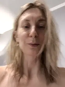 Snapshot of AvelinaLeoni chatting on October 13, 2025, 6:37 am AvelinaLeoni online show from October 13, 2025, 6:37 am