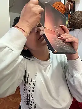 karenlennox1 online show from January 9, 2026, 9:33 pm