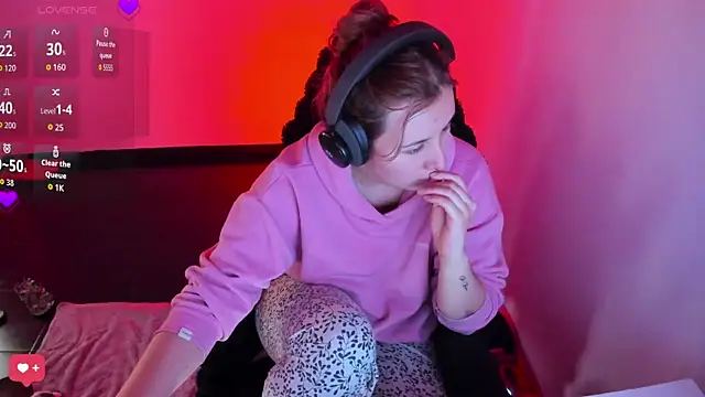 bonnie moon  online show from March 31, 2026, 8:55 pm