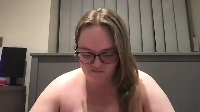 honeyyy24 online show from June 6, 2026, 11:43 pm