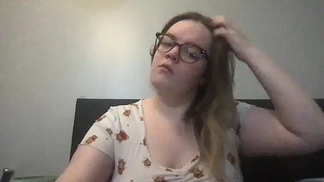 Snapshot of honeyyy24 chatting on October 26, 2025, 6:19 pm honeyyy24 online show from October 26, 2025, 6:19 pm