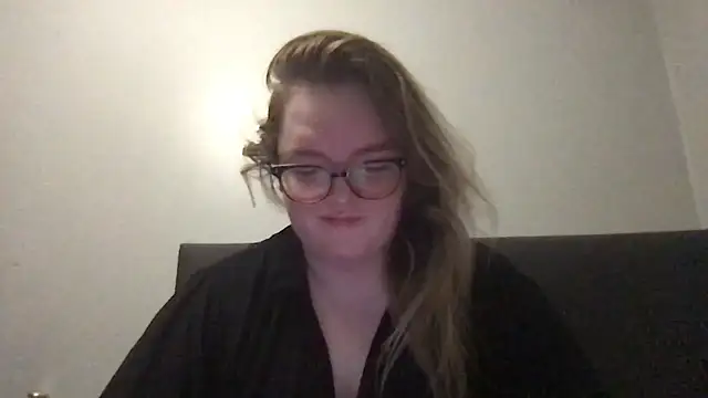 Snapshot of honeyyy24 chatting on November 1, 2025, 12:43 pm honeyyy24 online show from November 1, 2025, 12:43 pm