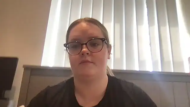 honeyyy24 online show from June 4, 2026, 11:48 am