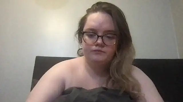 Snapshot of honeyyy24 chatting on December 1, 2025, 3:35 pm honeyyy24 online show from December 1, 2025, 3:35 pm