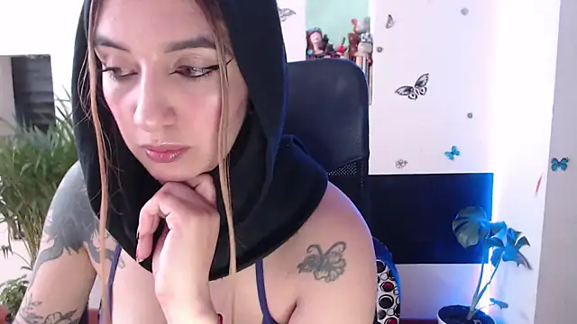 Snapshot of Lia-mitch chatting on November 4, 2025, 6:44 pm Lia-mitch online show from November 4, 2025, 6:44 pm