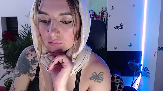 Snapshot of Lia-mitch chatting on October 27, 2025, 7:04 pm Lia-mitch online show from October 27, 2025, 7:04 pm