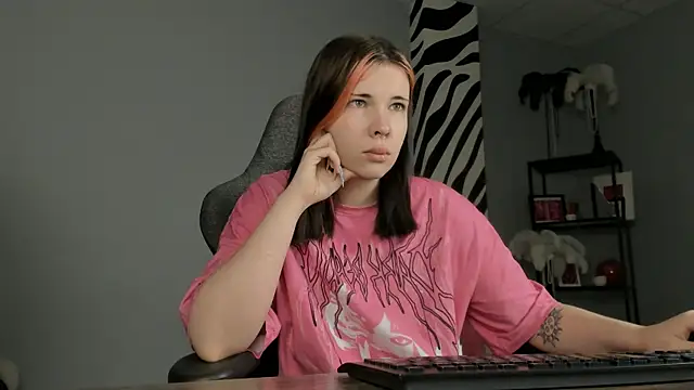 AliceSunday online show from December 18, 2025, 2:05 am