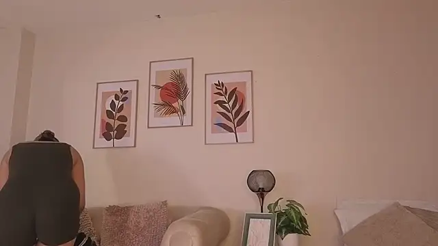 DahianaWalcott online show from March 18, 2026, 9:04 pm