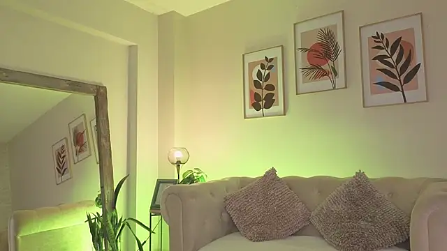 DahianaWalcott online show from April 13, 2026, 7:18 pm