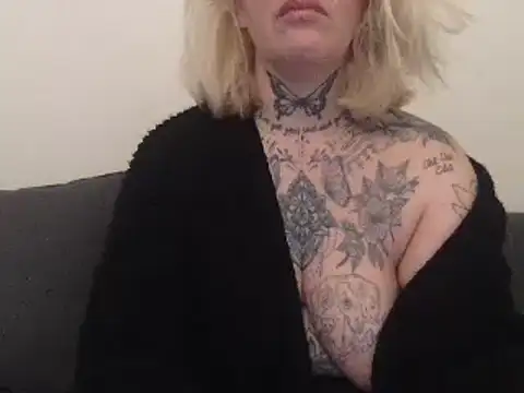 Snapshot of blondy40 chatting on March 11, 2025, 12:06 pm blondy40 online show from March 11, 2025, 12:06 pm