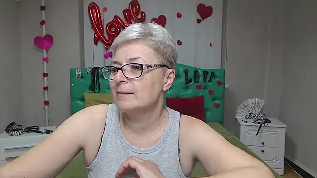 Snapshot of EmiliaGree chatting on October 19, 2025, 5:10 am EmiliaGree online show from October 19, 2025, 5:10 am