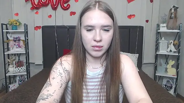 LauraHlot online show from May 8, 2026, 5:39 pm