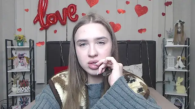 LauraHlot online show from February 4, 2026, 8:15 pm