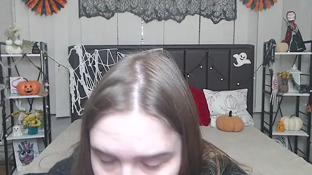 LauraHlot online show from November 9, 2025, 6:45 pm