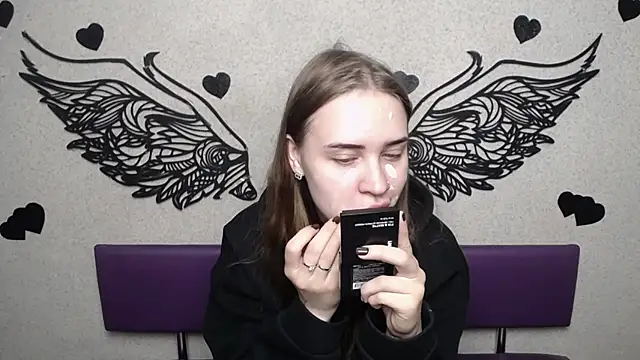 LauraHlot online show from October 4, 2025, 5:53 am