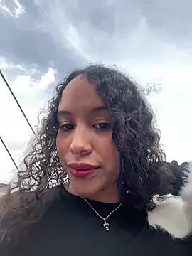 MarieLeon online show from February 5, 2026, 7:32 pm