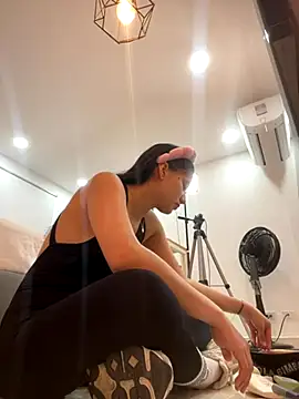 ariel jonees online show from November 26, 2025, 4:18 pm