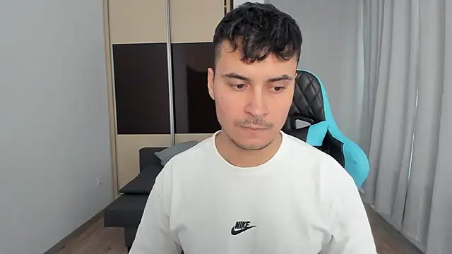 Snapshot of MatMalonne chatting on December 18, 2025, 1:26 pm MatMalonne online show from December 18, 2025, 1:26 pm