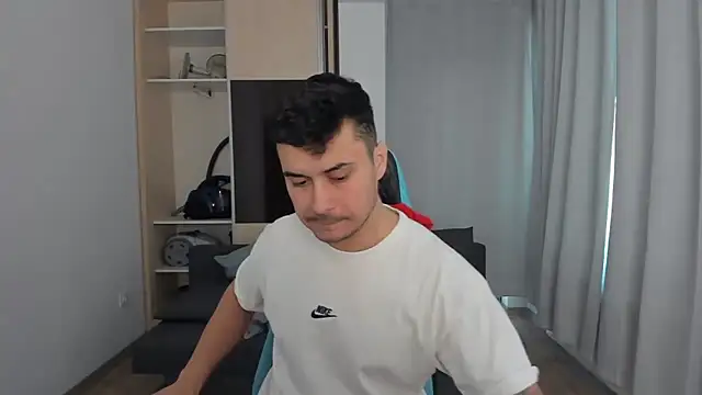 Snapshot of MatMalonne chatting on December 19, 2025, 1:35 pm MatMalonne online show from December 19, 2025, 1:35 pm