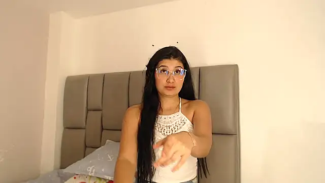 cloehonney online show from April 1, 2026, 10:50 pm