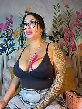 Snapshot of kiim_taaylor chatting on November 3, 2025, 11:47 am kiim taaylor online show from November 3, 2025, 11:47 am