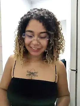 VitoriaFernandes online show from February 19, 2026, 9:45 pm