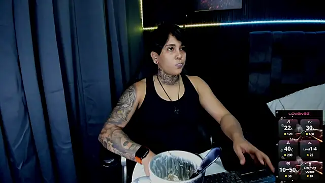 ZhoeStrong online show from November 13, 2025, 9:30 pm