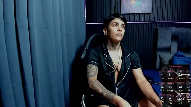 ZhoeStrong online show from November 26, 2025, 10:43 pm