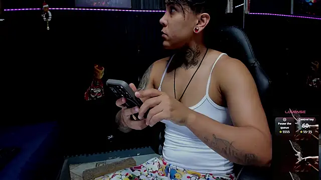 ZhoeStrong online show from December 2, 2025, 10:22 pm