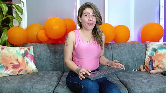 Snapshot of oriana_thomson2 chatting on September 29, 2025, 1:34 am oriana thomson2 online show from September 29, 2025, 1:34 am