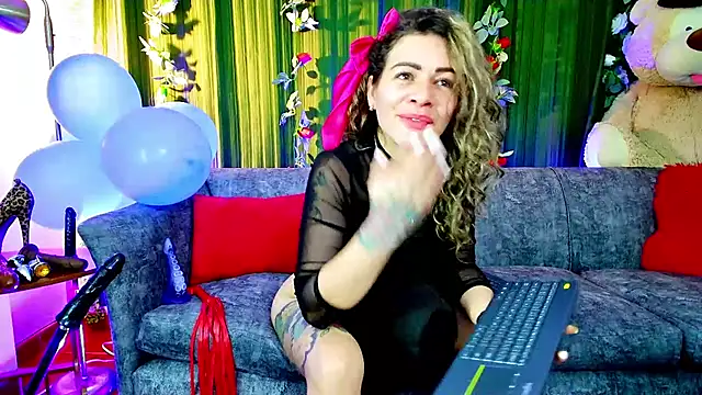 Snapshot of oriana_thomson2 chatting on February 24, 2025, 6:38 am oriana thomson2 online show from February 24, 2025, 6:38 am