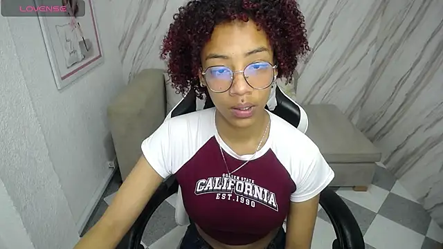Snapshot of Violeth_b chatting on March 10, 2025, 3:41 pm Violeth b online show from March 10, 2025, 3:41 pm