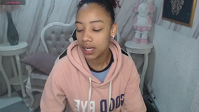 Snapshot of Violeth_b chatting on March 14, 2025, 12:40 pm Violeth b online show from March 14, 2025, 12:40 pm