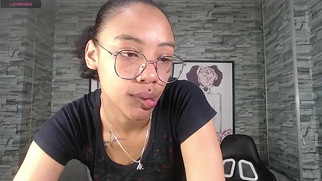 Snapshot of Violeth_b chatting on October 4, 2025, 12:50 pm Violeth b online show from October 4, 2025, 12:50 pm