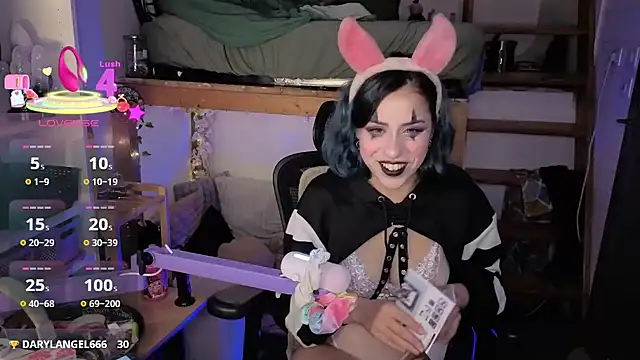 LisandreLaVenale online show from April 4, 2026, 9:43 pm